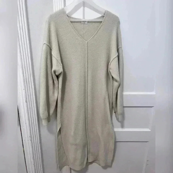 Aritzia Wilfred Free
Hush Knit V-Neck Dress LIKE NEW - Picture 8 of 9